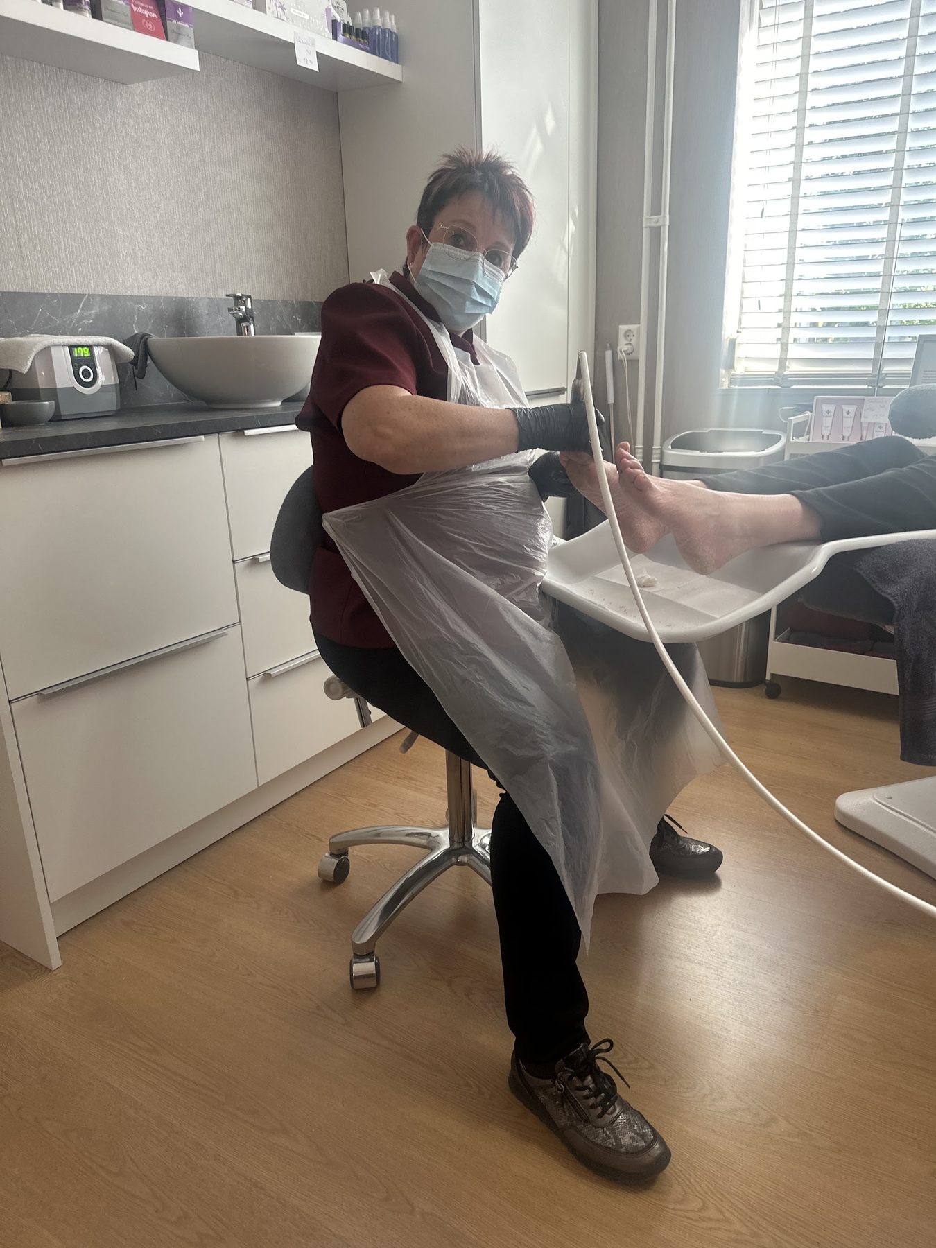 Truus aan het werk in Pedicuresalon Lovely Feet, bij een klant in de behandelstoel